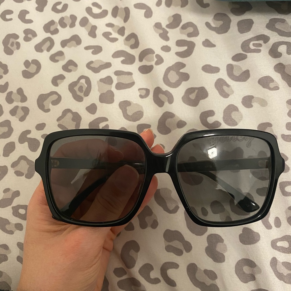 🎉 Host Pick Authentic GUCCI GG0375S Sunglasses - Picture 4 of 9